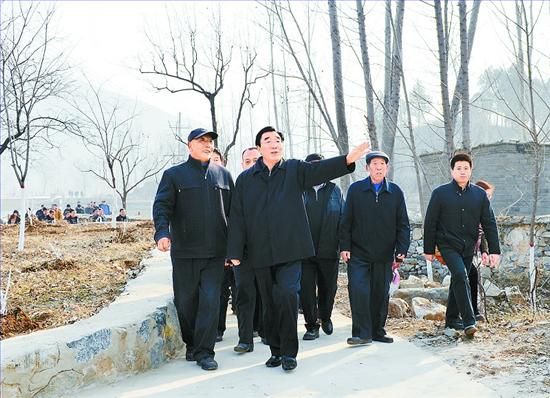 11月27日，省委書(shū)記、省人大常委會(huì)主任張慶黎到加強(qiáng)基層建設(shè)年活動(dòng)聯(lián)系點(diǎn)淶水縣悟空寺村看望慰問(wèn)村民，向當(dāng)?shù)馗刹咳罕娦v黨的十八大精神。這是張慶黎在悟空寺村詳細(xì)了解村容村貌的建設(shè)情況。郭昭 攝