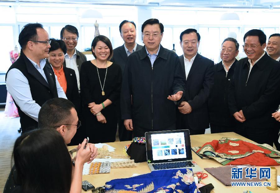 5月8日至11日，中共中央政治局常委、全國人大常委會委員長張德江在浙江調(diào)研。這是5月9日，張德江來到位于嘉興市的雅瑩服裝有限公司，了解公司的服裝設(shè)計、生產(chǎn)和銷售情況。新華社記者 馬占成 攝 