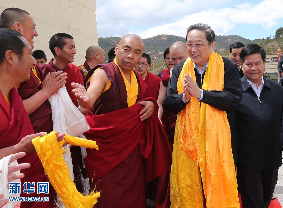 這是5月16日，俞正聲在松贊林寺看望宗教界人士。 新華社記者 劉衛(wèi)兵 攝