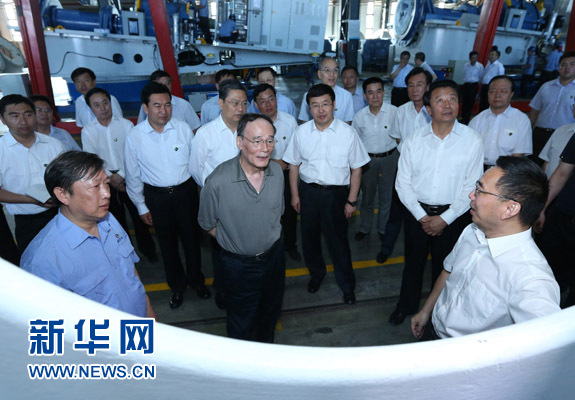 這是7月3日，王岐山在內(nèi)蒙古海裝風(fēng)電設(shè)備有限公司考察。新華社記者 龐興雷 攝 