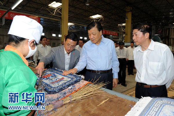 這是7月18日，劉云山在青海藏羊地毯集團(tuán)有限公司調(diào)研。新華社記者 饒愛(ài)民 攝
