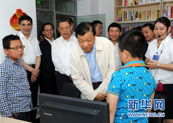 7月17日至19日，中共中央政治局常委、中央書記處書記劉云山在青海調(diào)研。這是7月18日，劉云山在西寧市南山西社區(qū)調(diào)研。 新華社記者饒愛(ài)民 攝