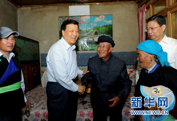 7月17日至19日，中共中央政治局常委、中央書記處書記劉云山在青海調(diào)研。這是7月17日，劉云山在海東市互助土族自治縣東山鄉(xiāng)白牙合村看望老黨員。新華社記者 饒愛(ài)民 攝