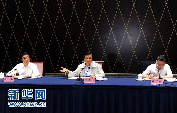 部分省區(qū)市教育實(shí)踐活動(dòng)工作座談會(huì)近日先后在西寧、上海召開，中共中央政治局常委、中央黨的群眾路線教育實(shí)踐活動(dòng)領(lǐng)導(dǎo)小組組長劉云山出席并講話。這是7月23日，劉云山出席上海座談會(huì)并講話。新華社記者 饒愛民 攝 