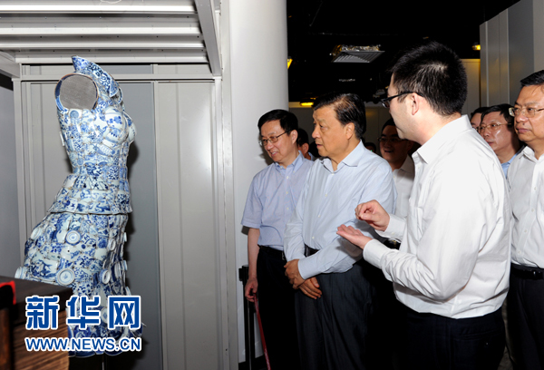 這是7月22日，劉云山在上海國家對(duì)外文化貿(mào)易基地調(diào)研。新華社記者 饒愛民 攝 