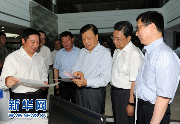  7月22日至23日，中共中央政治局常委、中央書記處書記劉云山在上海調(diào)研。這是7月22日，劉云山在中國（上海）自貿(mào)試驗(yàn)區(qū)外高橋綜合服務(wù)大廳調(diào)研。新華社記者 饒愛民 攝 