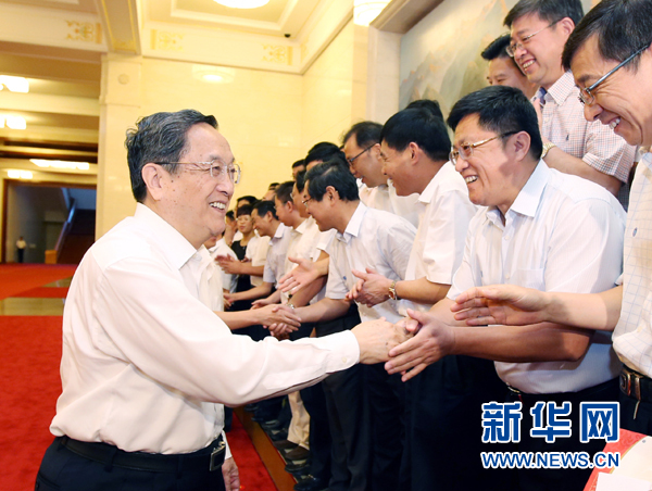 會(huì)前，俞正聲、張高麗接見援藏干部代表，向參加對(duì)口支援西藏工作的各地區(qū)各部門各單位和廣大援藏干部表示誠(chéng)摯問候。新華社記者 姚大偉 攝