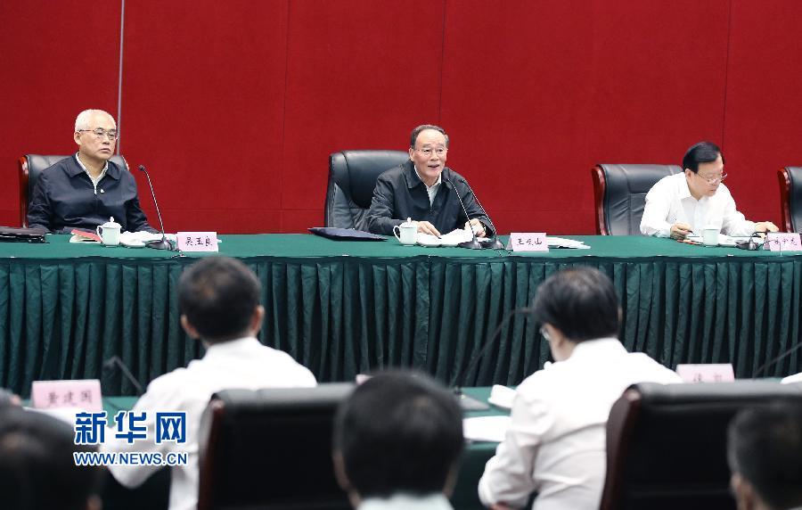 5月8日至10日，中共中央政治局常委、中央紀(jì)委書記王岐山到浙江省調(diào)研，并主持召開部分省區(qū)市紀(jì)委書記座談會(huì)。這是5月9日，王岐山在嘉興主持召開部分省區(qū)市紀(jì)委書記座談會(huì)。新華社記者 姚大偉 攝 