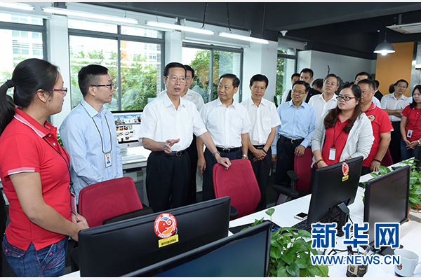 9月16日至18日，中共中央政治局常委、國務院副總理張高麗在廣西調(diào)研。這是9月17日，張高麗在南寧美麗傳說公司調(diào)研承接產(chǎn)業(yè)轉(zhuǎn)移和開展跨境電子商務情況。 新華社記者張鐸攝 