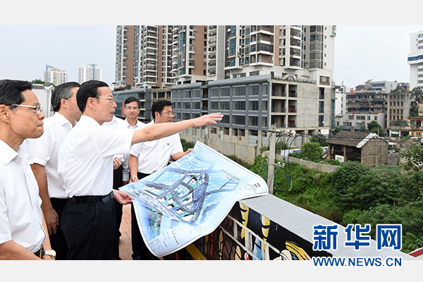 9月16日至18日，中共中央政治局常委、國務院副總理張高麗在廣西調(diào)研。這是9月16日，張高麗實地考察南寧水街棚戶區(qū)改造項目現(xiàn)場。 新華社記者張鐸攝 