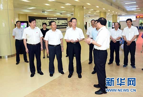 9月16日至18日，中共中央政治局常委、國務院副總理張高麗在廣西調(diào)研。這是9月17日，張高麗在南寧市公共資源交易中心對外服務大廳了解自治區(qū)簡政放權有關工作。 新華社記者張鐸攝