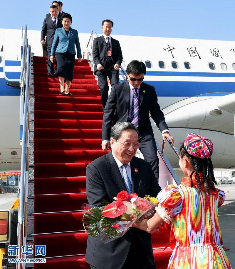 9月25日，以中共中央政治局常委、全國政協(xié)主席俞正聲為團長的中央代表團飛抵烏魯木齊，出席新疆維吾爾自治區(qū)成立60周年慶?；顒?。新華社記者 饒愛民 攝