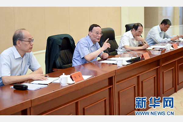 9月24日至26日，中共中央政治局常委、中央紀(jì)委書(shū)記王岐山在福建調(diào)研。這是9月25日，王岐山在上杭縣古田鎮(zhèn)主持召開(kāi)座談會(huì)，聽(tīng)取黨員和群眾代表對(duì)修訂廉政準(zhǔn)則和黨紀(jì)處分條例的意見(jiàn)建議。新華社記者張鐸攝