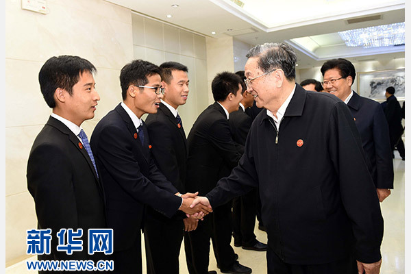 這是俞正聲會(huì)見在喀什地區(qū)鄉(xiāng)鎮(zhèn)工作的內(nèi)地高校畢業(yè)生代表。新華社記者 饒愛民 攝