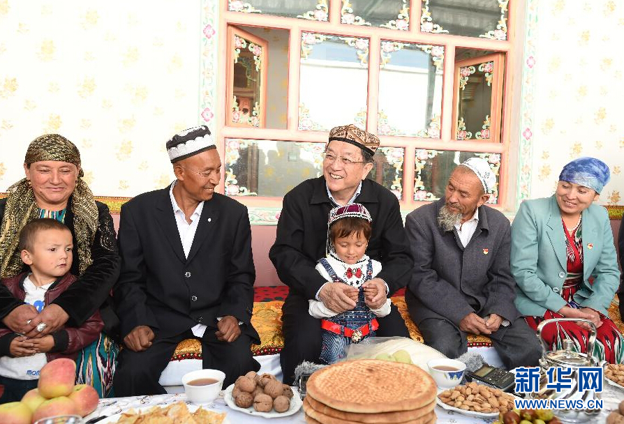 9月27日，中共中央政治局常委、全國政協(xié)主席、中央代表團(tuán)團(tuán)長俞正聲率中央代表團(tuán)部分成員赴喀什地區(qū)莎車縣看望各族干部群眾。這是俞正聲在莎車縣艾力西湖鎮(zhèn)21村看望維吾爾族村民阿布來提&middot;阿不力孜一家。新華社記者 高潔 攝