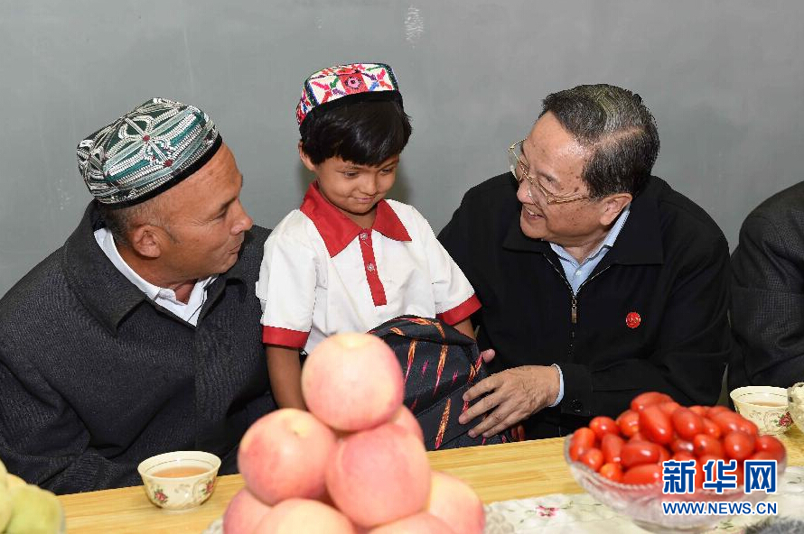 9月27日，中共中央政治局常委、全國政協(xié)主席、中央代表團(tuán)團(tuán)長俞正聲率中央代表團(tuán)部分成員赴喀什地區(qū)莎車縣看望各族干部群眾。這是俞正聲到新疆生產(chǎn)建設(shè)兵團(tuán)第三師莎車農(nóng)場(chǎng)維吾爾族團(tuán)場(chǎng)職工家中看望，并向小朋友贈(zèng)送學(xué)習(xí)用品。新華社記者 饒愛民 攝