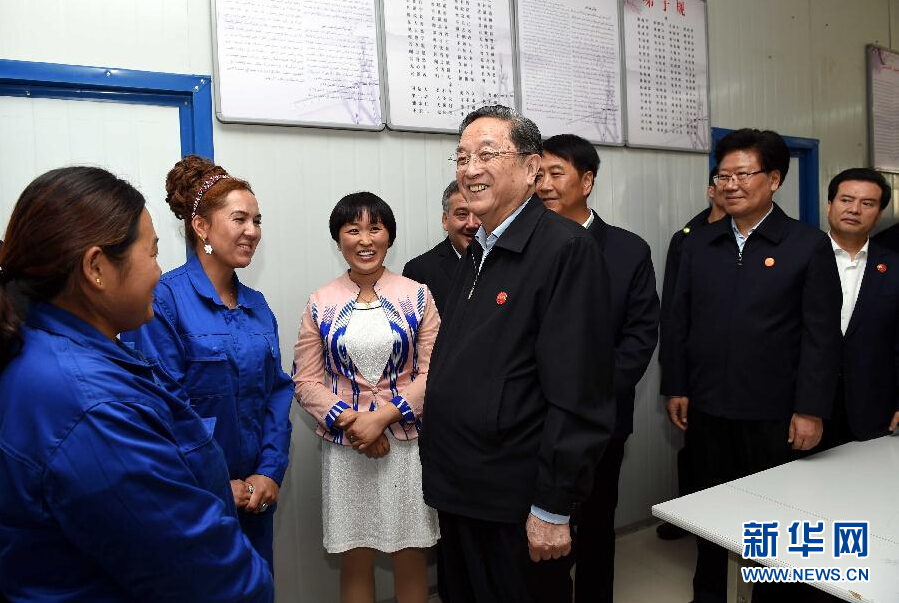 9月27日，中共中央政治局常委、全國政協(xié)主席、中央代表團(tuán)團(tuán)長俞正聲率中央代表團(tuán)部分成員來到新疆英吉沙縣喀什中興手套有限公司考察。新華社記者 饒愛民 攝 