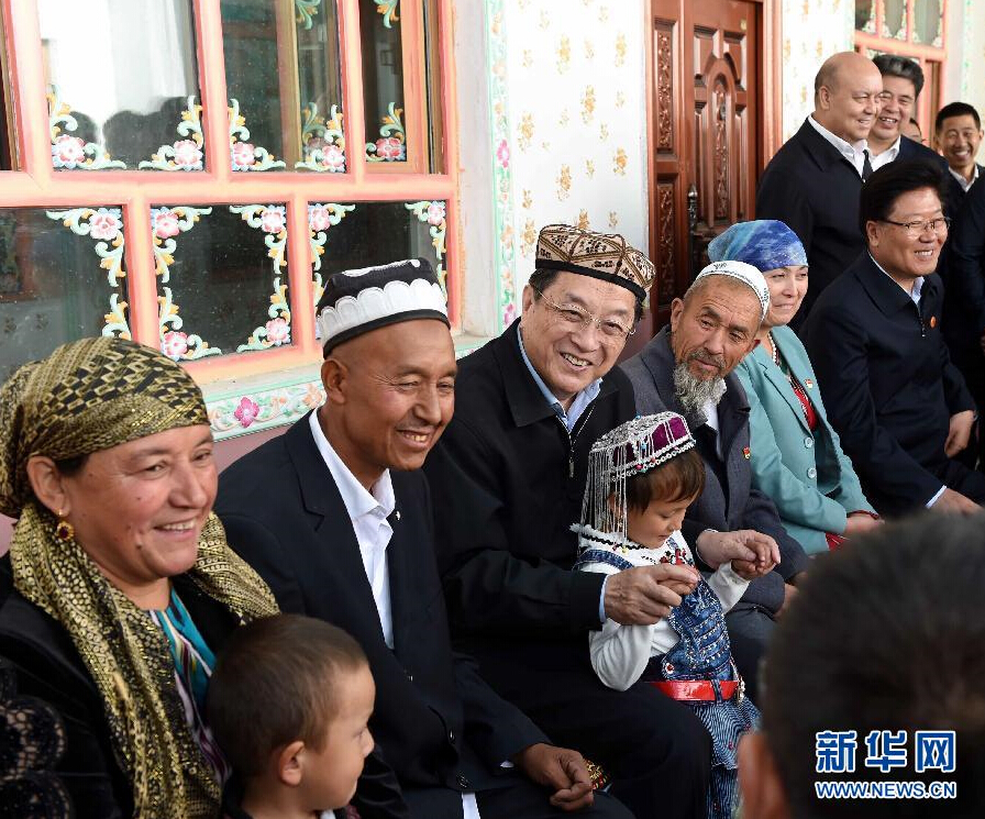 9月27日，中共中央政治局常委、全國政協(xié)主席、中央代表團(tuán)團(tuán)長俞正聲率中央代表團(tuán)部分成員赴喀什地區(qū)莎車縣看望各族干部群眾。這是俞正聲在莎車縣艾力西湖鎮(zhèn)21村看望維吾爾族村民阿布來提&middot;阿不力孜一家。新華社記者 饒愛民 攝