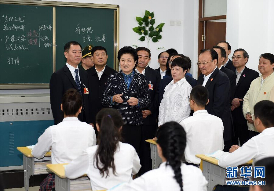 9月27日，中共中央政治局委員、國務(wù)院副總理、中央代表團(tuán)副團(tuán)長劉延?xùn)|率中央代表團(tuán)分團(tuán)，帶著黨中央、國務(wù)院的親切關(guān)懷和全國各族人民的深切情誼，來到和田地區(qū)、阿克蘇地區(qū)慰問各族干部群眾，并祝賀大家中秋節(jié)快樂。這是劉延?xùn)|視察對口援建的和田天津中學(xué)。新華社記者 張領(lǐng) 攝