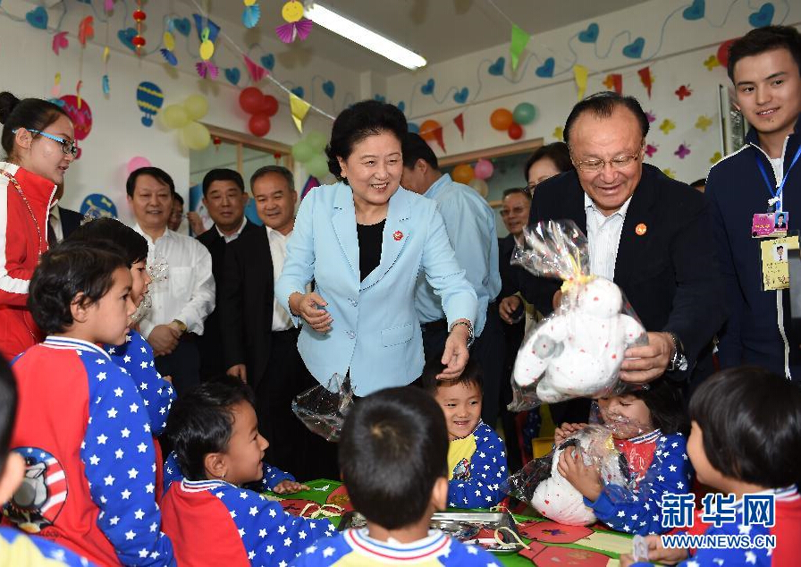 9月27日，中共中央政治局委員、國務(wù)院副總理、中央代表團(tuán)副團(tuán)長劉延?xùn)|率中央代表團(tuán)分團(tuán)，帶著黨中央、國務(wù)院的親切關(guān)懷和全國各族人民的深切情誼，來到和田地區(qū)、阿克蘇地區(qū)慰問各族干部群眾，并祝賀大家中秋節(jié)快樂。這是劉延?xùn)|在阿克蘇市&ldquo;雙語&rdquo;幼兒園與孩子們在一起。新華社記者 張領(lǐng) 攝