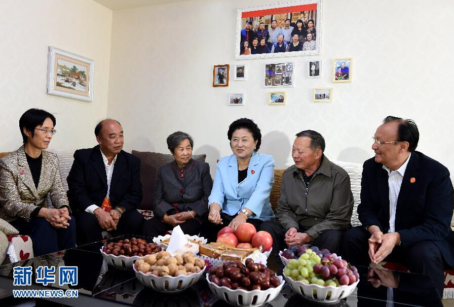 9月27日，中共中央政治局委員、國務(wù)院副總理、中央代表團(tuán)副團(tuán)長劉延?xùn)|率中央代表團(tuán)分團(tuán)，帶著黨中央、國務(wù)院的親切關(guān)懷和全國各族人民的深切情誼，來到和田地區(qū)、阿克蘇地區(qū)慰問各族干部群眾，并祝賀大家中秋節(jié)快樂。這是劉延?xùn)|來到新疆生產(chǎn)建設(shè)兵團(tuán)第一師五團(tuán)團(tuán)場退休職工包春祥家中慰問。新華社記者 張領(lǐng) 攝