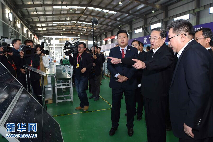 9月28日，中共中央政治局常委、全國(guó)政協(xié)主席、中央代表團(tuán)團(tuán)長(zhǎng)俞正聲率中央代表團(tuán)部分成員赴祖國(guó)最西端的新疆克孜勒蘇柯爾克孜自治州看望慰問(wèn)各族干部群眾。這是俞正聲來(lái)到阿圖什市昆山產(chǎn)業(yè)園新疆中興能源公司視察工作。新華社記者 饒愛民 攝