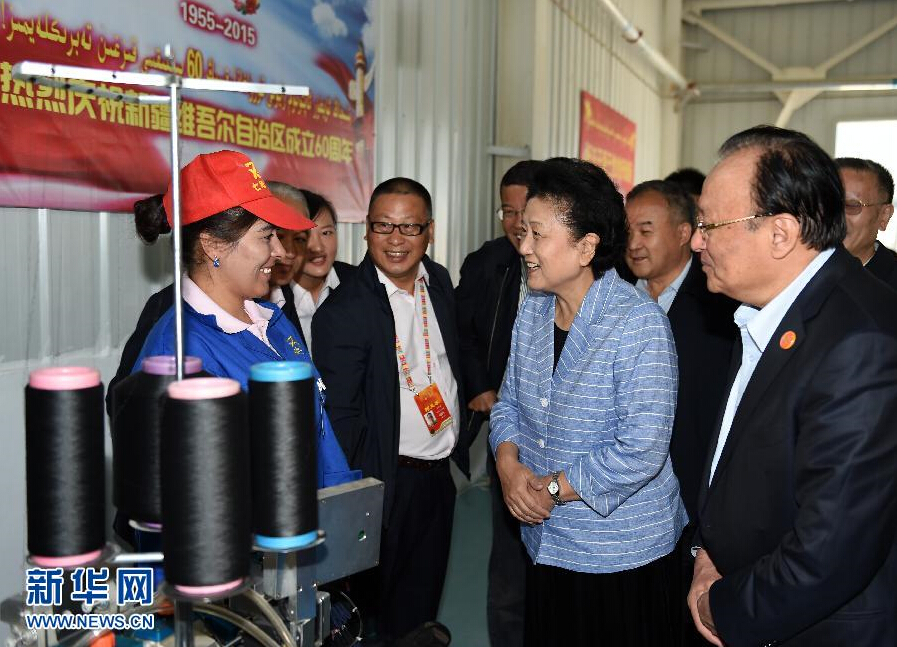 9月28日，中共中央政治局委員、國務院副總理、中央代表團副團長劉延東率中央代表團分團赴阿克蘇地區(qū)、伊犁哈薩克自治州慰問，與各族干部群眾共度節(jié)日、共享歡樂。這是劉延東在阿克蘇紡織工業(yè)城慰問棉紡工人。新華社記者張領(lǐng)攝
