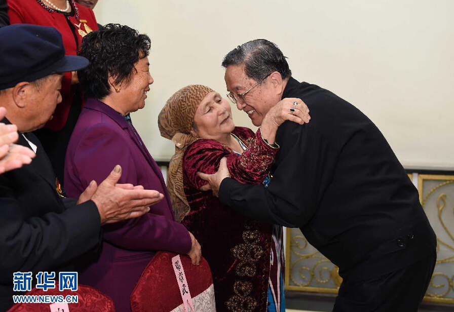 9月29日，中共中央政治局常委、全國政協(xié)主席、中央代表團團長俞正聲率中央代表團部分成員赴阿勒泰地區(qū)看望各族干部群眾。這是俞正聲接見阿勒泰地區(qū)有關(guān)負責同志、各界人士代表和援疆干部代表時與維吾爾族老人阿尼帕&middot;阿力馬洪親切擁抱。阿尼帕&middot;阿力馬洪先后收養(yǎng)漢、回、維吾爾、哈薩克4個民族的10個孤兒。新華社記者 饒愛民 攝 