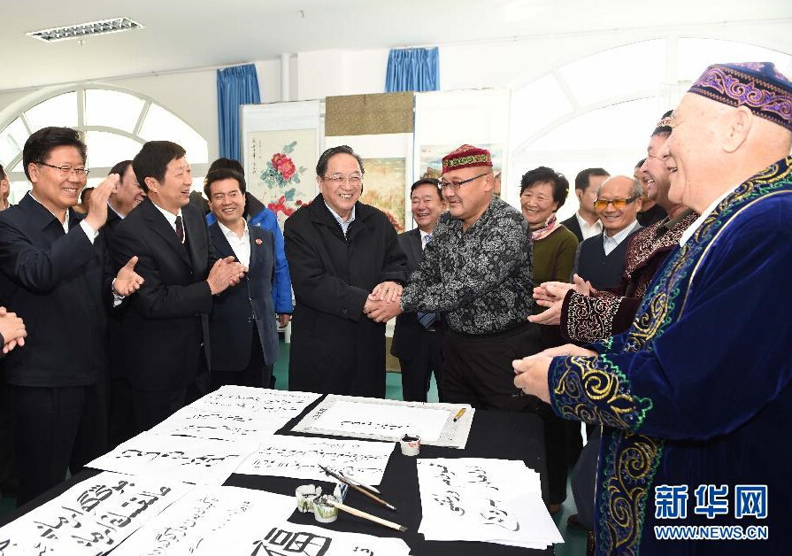 9月29日，中共中央政治局常委、全國政協(xié)主席、中央代表團團長俞正聲率中央代表團部分成員赴阿勒泰地區(qū)看望各族干部群眾。這是俞正聲來到阿勒泰地區(qū)老年人活動中心，觀看老同志書畫展，同老同志親切交談。新華社記者 高潔 攝