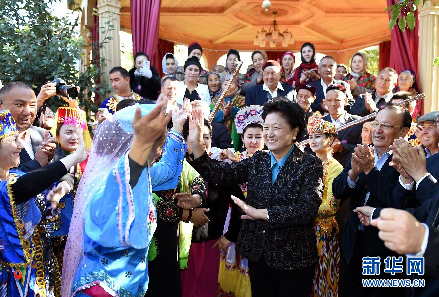 9月29日，中共中央政治局委員、國務(wù)院副總理、中央代表團(tuán)副團(tuán)長劉延?xùn)|率中央代表團(tuán)分團(tuán)在伊犁哈薩克自治州看望慰問各族干部群眾。這是劉延?xùn)|在伊寧市漢賓鄉(xiāng)發(fā)展村考察慰問時(shí)與表演維吾爾族傳統(tǒng)歌舞&ldquo;麥西來甫&rdquo;的村民們交流。新華社記者張領(lǐng)攝