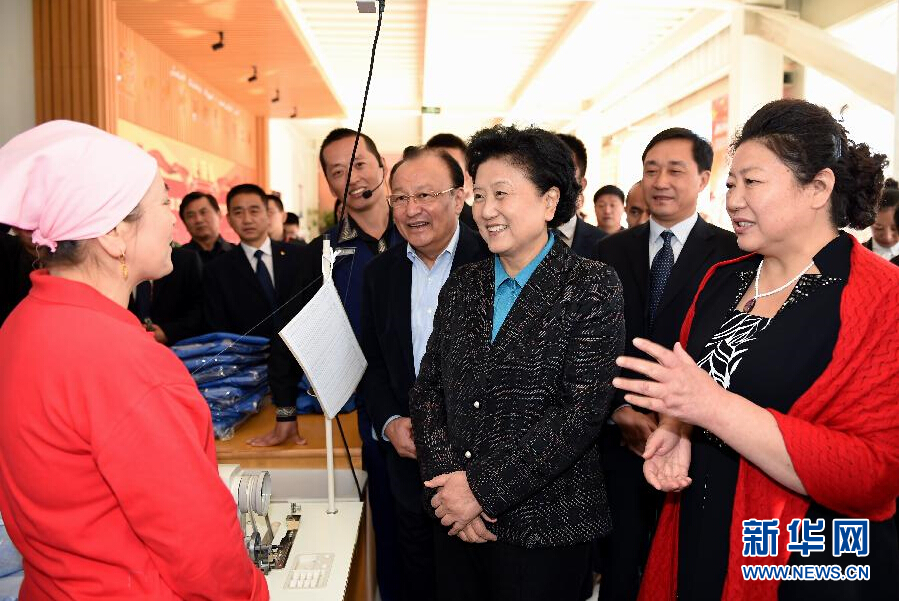9月29日，中共中央政治局委員、國務(wù)院副總理、中央代表團(tuán)副團(tuán)長劉延?xùn)|率中央代表團(tuán)分團(tuán)在伊犁哈薩克自治州看望慰問各族干部群眾。這是劉延?xùn)|來到伊寧市坤漠服裝有限公司考察慰問，與維吾爾族女工阿里雅&middot;克里木親切交談。新華社記者張領(lǐng)攝