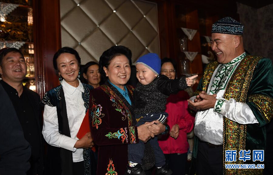 9月29日，中共中央政治局委員、國務(wù)院副總理、中央代表團(tuán)副團(tuán)長劉延?xùn)|率中央代表團(tuán)分團(tuán)在伊犁哈薩克自治州看望慰問各族干部群眾。這是劉延?xùn)|在伊寧市漢賓鄉(xiāng)發(fā)展村走訪慰問哈薩克族村民。新華社記者張領(lǐng)攝