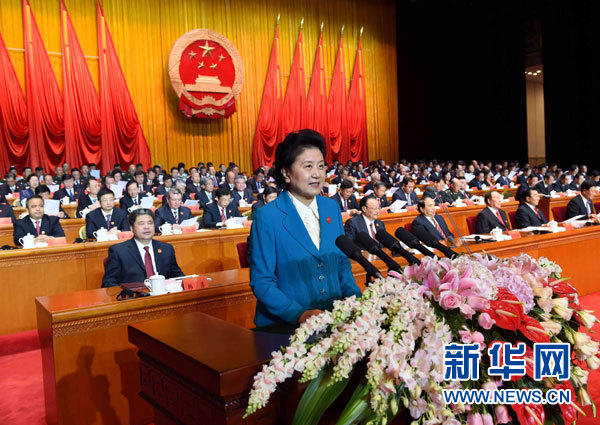 10月1日，慶祝中華人民共和國(guó)成立66周年暨新疆維吾爾自治區(qū)成立60周年大會(huì)在新疆人民會(huì)堂隆重舉行。這是中共中央政治局委員、國(guó)務(wù)院副總理、中央代表團(tuán)副團(tuán)長(zhǎng)劉延?xùn)|宣讀中共中央、全國(guó)人大常委會(huì)、國(guó)務(wù)院、全國(guó)政協(xié)、中央軍委關(guān)于慶祝新疆維吾爾自治區(qū)成立60周年的賀電。新華社記者 饒愛(ài)民 攝 