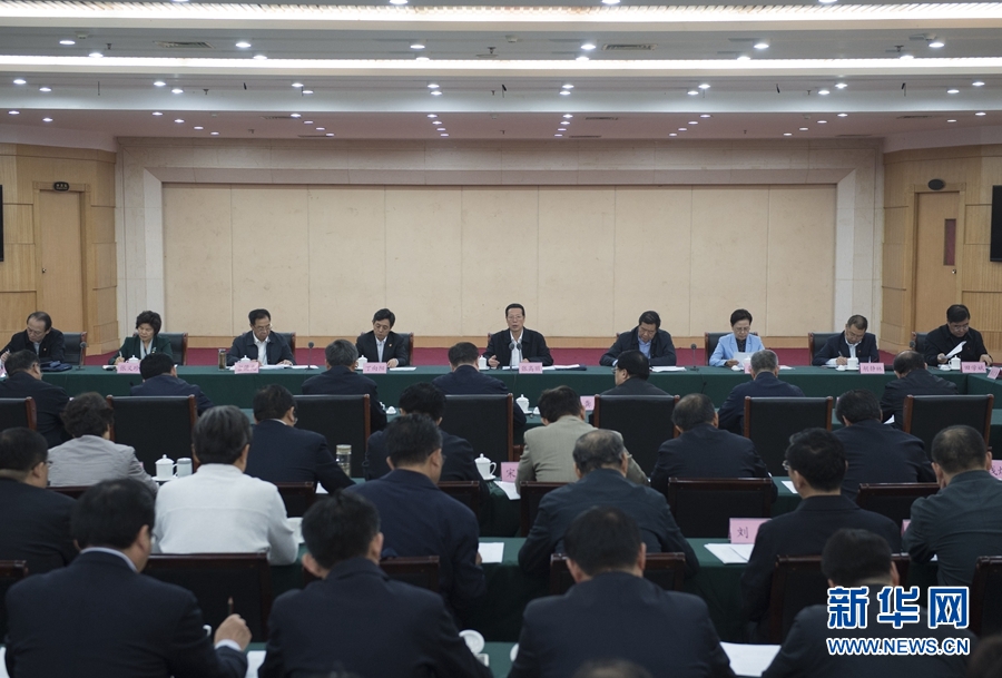 10月22日至23日，中共中央政治局常委、國務院副總理張高麗在山東調研扶貧工作情況。這是10月23日，張高麗在菏澤市主持召開扶貧工作座談會。 新華社記者 王曄 攝