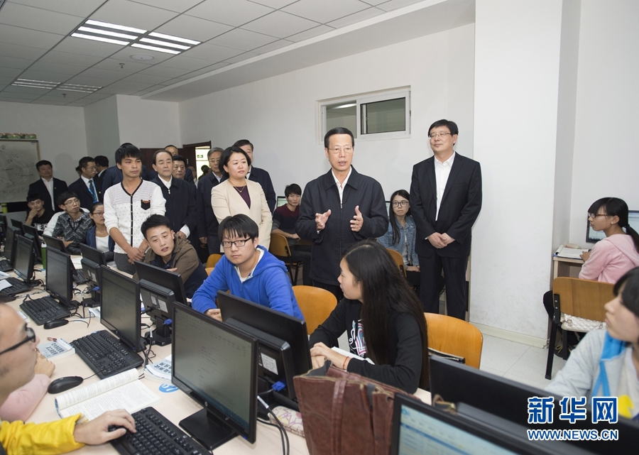 10月22日至23日，中共中央政治局常委、國務院副總理張高麗在山東調研扶貧工作情況。這是10月22日，張高麗在濟寧市惠普軟件人才實訓基地調研教育培訓脫貧有關情況。 新華社記者 王曄 攝