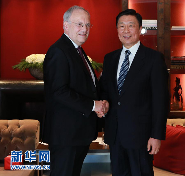 1月21日，中國國家副主席李源潮（右）在瑞士達(dá)沃斯會見瑞士聯(lián)邦主席施奈德－阿曼。 新華社記者羅歡歡攝