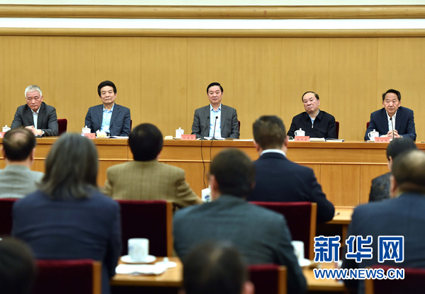 4月8日，中共中央政治局委員、中央書記處書記、中宣部部長劉奇葆在北京同講好中國故事專家學(xué)者、文化交流使者研討班學(xué)員座談。 新華社記者李濤 攝