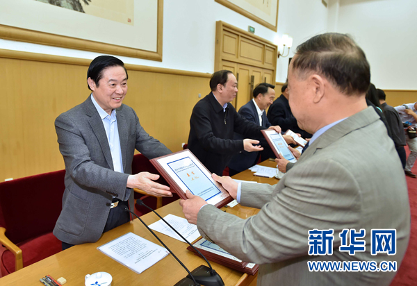 4月8日，中共中央政治局委員、中央書記處書記、中宣部部長劉奇葆在北京同講好中國故事專家學(xué)者、文化交流使者研討班學(xué)員座談。這是劉奇葆在座談會上向獲得講好中國故事文化交流使者稱號的代表頒發(fā)證書。新華社記者 李濤 攝