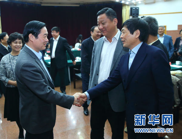 4月12日，中共中央政治局委員、中央書記處書記、中宣部部長(zhǎng)劉奇葆在北京出席&ldquo;走向世界的中國(guó)兒童文學(xué)&rdquo;座談會(huì)并講話。這是座談會(huì)后，劉奇葆與國(guó)際安徒生獎(jiǎng)獲得者、兒童文學(xué)作家曹文軒握手。新華社記者丁海濤攝