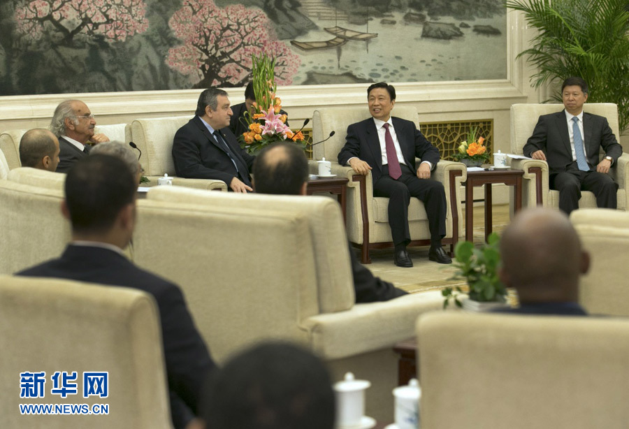 4月25日，國(guó)家副主席李源潮在北京人民大會(huì)堂會(huì)見出席&ldquo;中國(guó)－阿拉伯國(guó)家政黨對(duì)話會(huì)&rdquo;的外方代表。 新華社記者馬占成攝