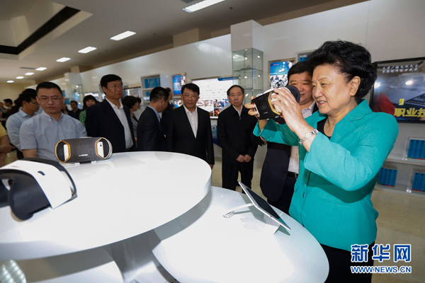 5月8日，中共中央政治局委員、國(guó)務(wù)院副總理劉延?xùn)|在天津出席2016年職業(yè)教育活動(dòng)周啟動(dòng)儀式暨全國(guó)職業(yè)院校技能大賽開(kāi)幕式。這是劉延?xùn)|（右一）在天津廣播電視大學(xué)體驗(yàn)區(qū)，通過(guò)全景VR設(shè)備體驗(yàn)汽車修理培訓(xùn)課程。新華社記者 沈伯韓攝