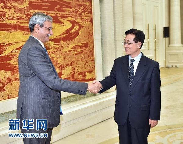 5月9日，中共中央書記處書記、中央紀(jì)委副書記趙洪祝在北京會見印度中央監(jiān)察委員會主席喬杜里。 新華社記者 李濤 攝