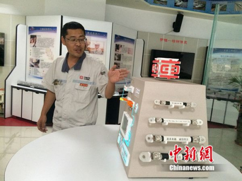 周勇在工作室介紹他制作的模型。中新網(wǎng) 邱宇 攝