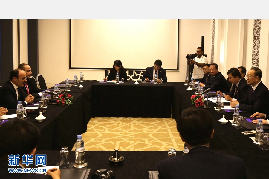 9月19日，在摩洛哥首都拉巴特，中共中央書記處書記、全國政協(xié)副主席杜青林（右一）會見摩洛哥真實性與現(xiàn)代黨總書記奧馬里（左一）。應摩洛哥參議院邀請，中共中央書記處書記、全國政協(xié)副主席杜青林于18日至20日率中共代表團訪摩，分別會見政府首腦本&middot;基蘭、參議長本希馬、真實性與現(xiàn)代黨總書記奧馬里等。新華社記者劉鍇攝