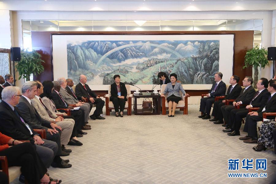 9月28日，國際醫(yī)學(xué)科學(xué)院組織2016年全體成員大會在北京舉行。國務(wù)院副總理劉延?xùn)|出席會議并作主旨報告。會前，劉延?xùn)|集體會見出席大會的主要嘉賓。新華社記者劉衛(wèi)兵攝 