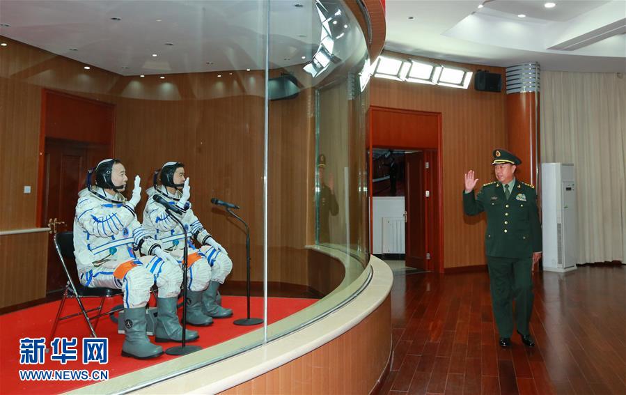 (時(shí)政)范長龍看望神舟十一號航天員景海鵬、陳冬