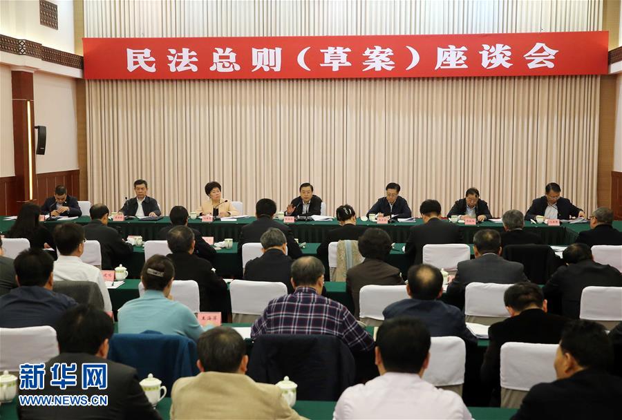 這是11月23日，張德江在成都主持召開座談會，11個?。▍^(qū)、市）人大常委會負(fù)責(zé)同志、部分全國人大代表、法律工作者及專家學(xué)者參加會議。新華社記者 劉衛(wèi)兵 攝 