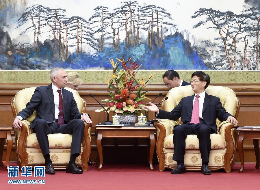 11月25日，中共中央政治局委員、中央政法委書記孟建柱在北京會見白俄羅斯總統(tǒng)辦公廳副主任米茨克維奇。 新華社記者燕雁攝 