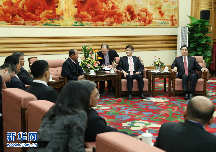 12月27日，中共中央政治局委員、中央政法委書記孟建柱在北京集體會見出席湄公河流域執(zhí)法安全合作機(jī)制成立五周年部長級會議的各國代表團(tuán)團(tuán)長。新華社記者 王曄 攝 