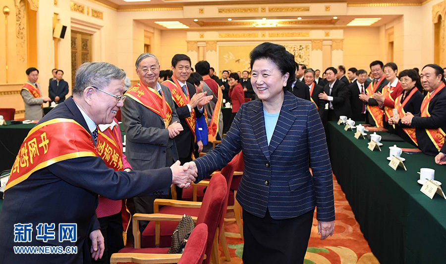 12月29日，中共中央政治局委員、國務(wù)院副總理劉延?xùn)|在北京與中醫(yī)藥高等學(xué)校教學(xué)名師座談。這是座談會(huì)前，劉延?xùn)|與獲得表彰的教師握手。新華社記者 張鐸 攝